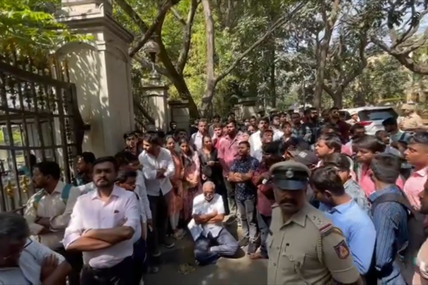 Job aspirants led by #BJP MLA Suresh Kumar protest outside Udyoga Soudha #Bengaluru