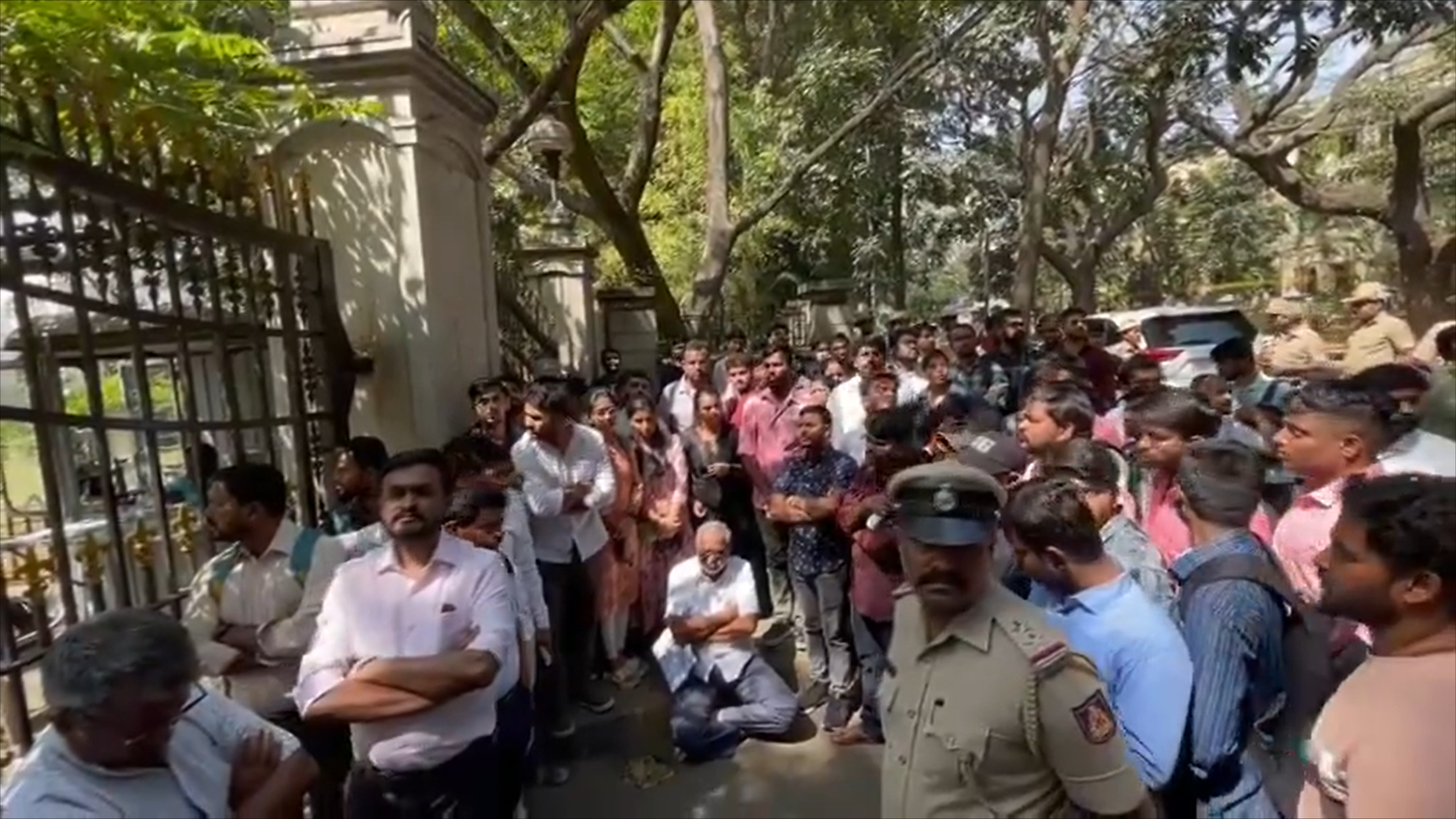 Job aspirants led by #BJP MLA Suresh Kumar protest outside Udyoga Soudha #Bengaluru